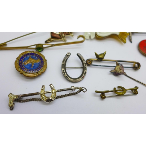 921 - Horse related brooches, clips, etc.