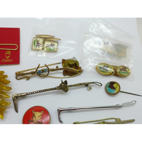 921 - Horse related brooches, clips, etc.