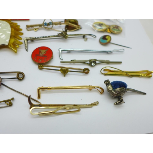 921 - Horse related brooches, clips, etc.