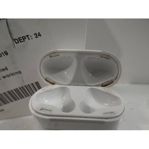 3064 - A pair of Apple Airpods with wireless case (220) * This lot is subject to VAT