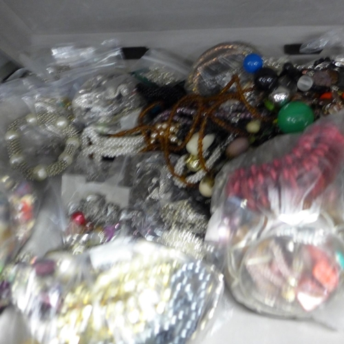 2123 - Case of costume jewellery