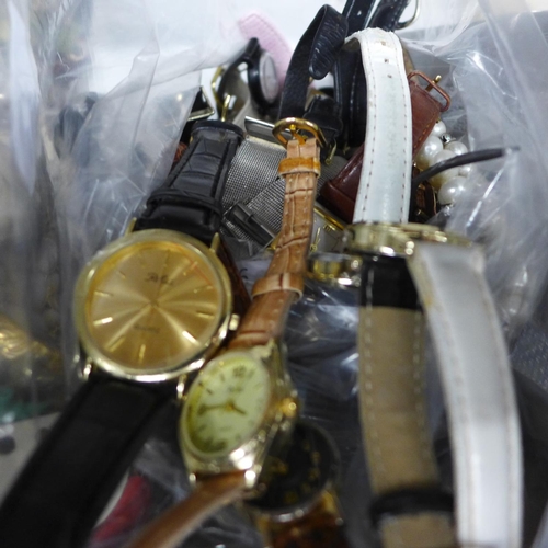 2126 - Large quantity of wristwatches