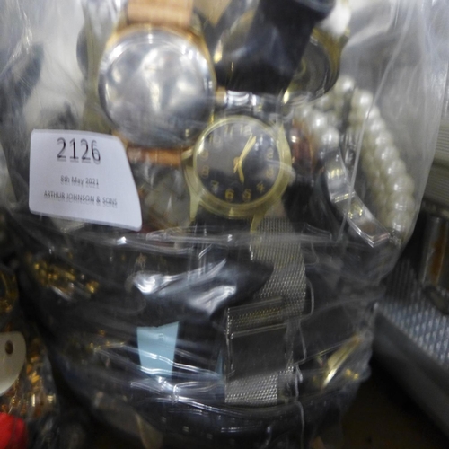 2126 - Large quantity of wristwatches