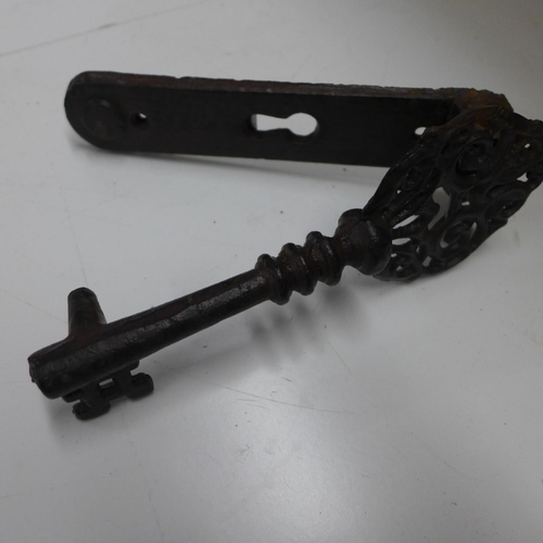 2143 - Metal key door knocker/handle