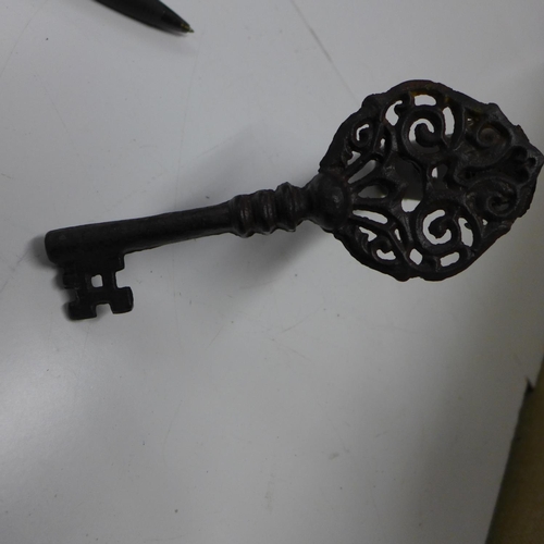 2143 - Metal key door knocker/handle