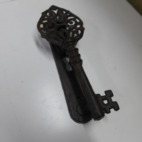 2143 - Metal key door knocker/handle