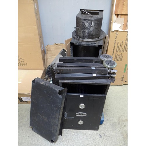 1724 - A Champion Backyard Pro Smoker - damaged *this lot is subject to VAT