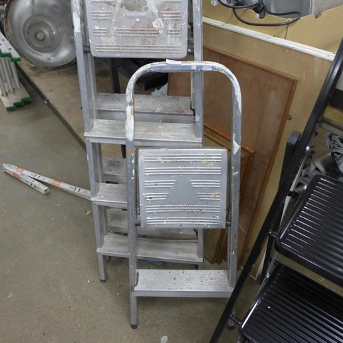 2498 - 4 step ladders