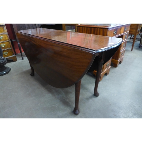 157 - A George II mahogany drop-leaf dining table