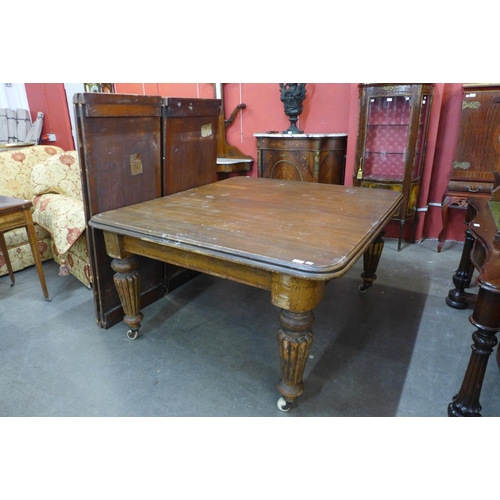 165 - A large Victorian mahogany extending dining table