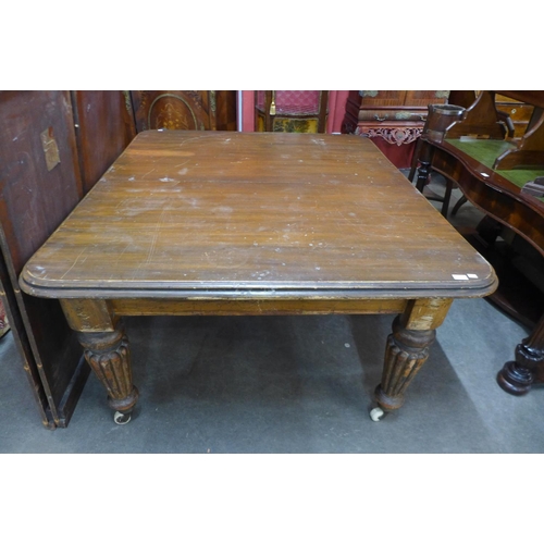 165 - A large Victorian mahogany extending dining table