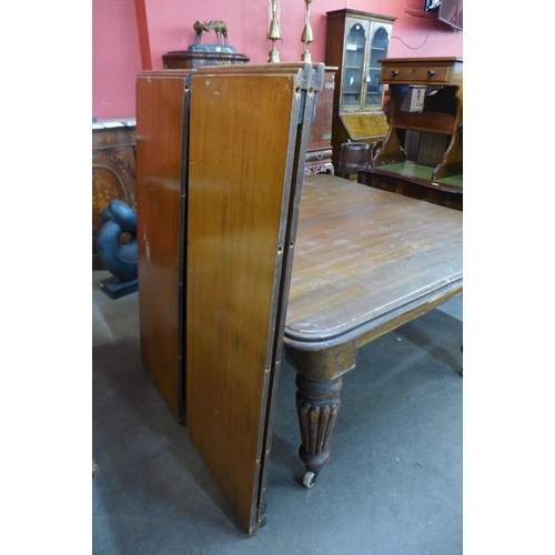 165 - A large Victorian mahogany extending dining table