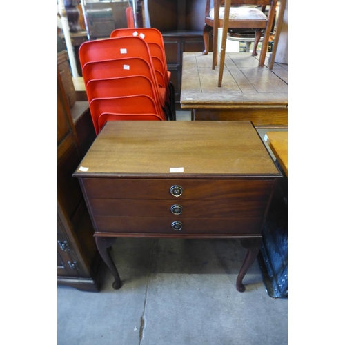 271 - A mahogany canteen cutlery case