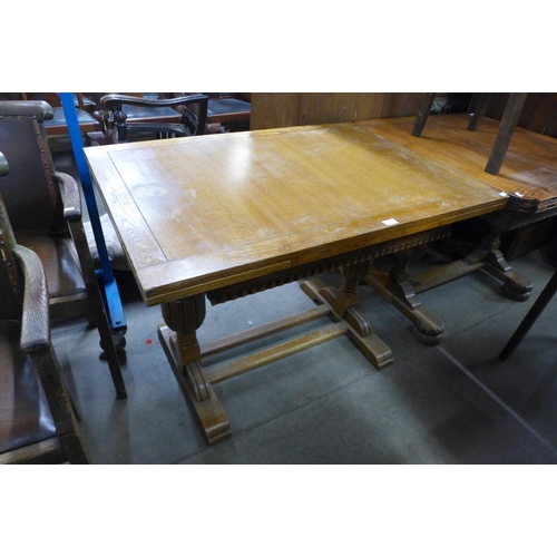 293 - An oak draw-leaf dining table