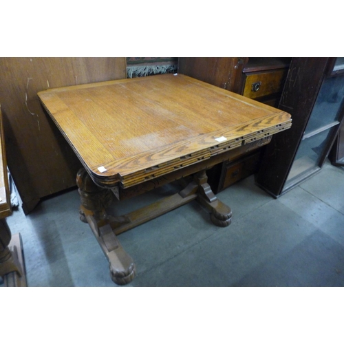 294 - An oak draw-leaf dining table