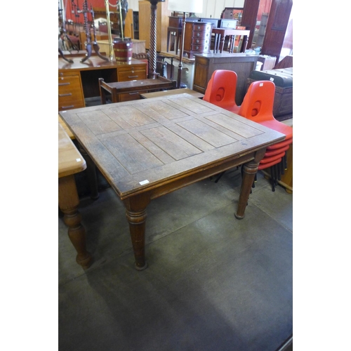 314 - An oak draw-leaf table