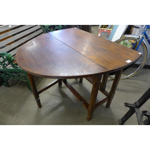 352 - An early 20th Century oak gateleg table