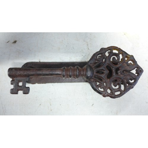 2143 - Metal key door knocker/handle