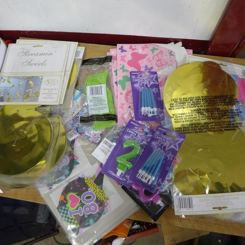 2187 - Qty. of mixed party items - party & birthday decorations and approx. 60 Gold plastic disposable part... 