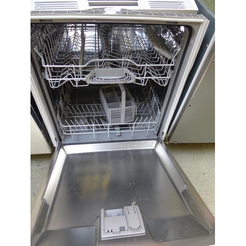 91 - Bosch Integrated Dishwasher H815xW598xD550  - model no.:- SMV40C30GB, RRP £359 inc. VAT * This lot i... 