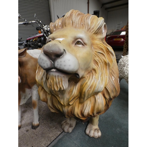 3228 - A fibreglass adult male lion (approx. 4' 5