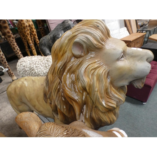 3228 - A fibreglass adult male lion (approx. 4' 5