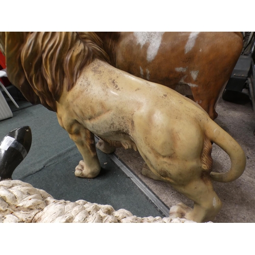 3228 - A fibreglass adult male lion (approx. 4' 5