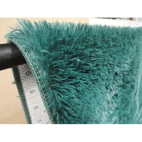 3290 - A shaggy green soft step rug (120cm x 170cm) * This lot is subject to VAT