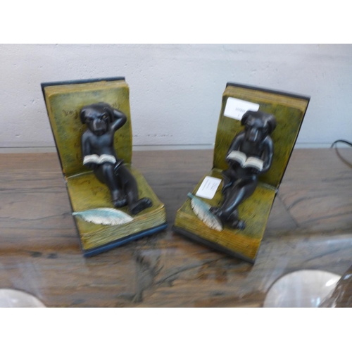 1336 - A pair of dog reading bookends, height 14 cms (DBE43318)   #