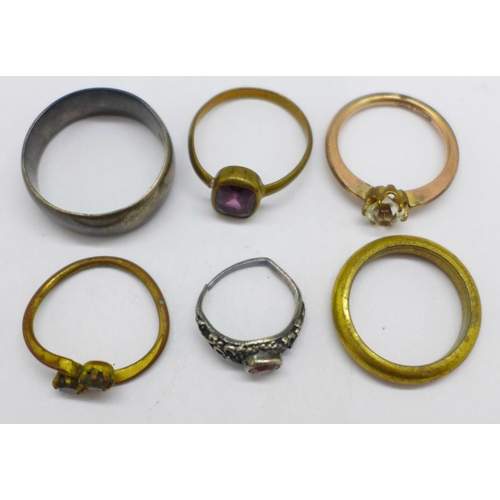 1001 - A late Victorian silver wedding ring, V, and five other rings, some a/f