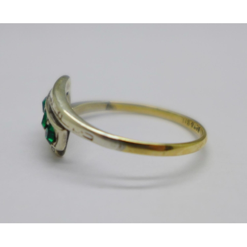 1003 - A 9ct gold and silver ring set with green stones, Q