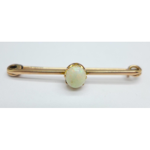 1025 - Two 9ct gold brooches; horseshoe and opal set, total weight 5g