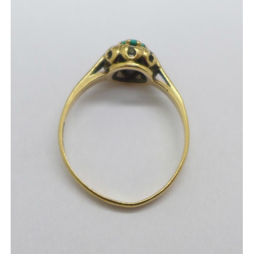 1028 - A 9ct gold cluster ring, 2.4g, R