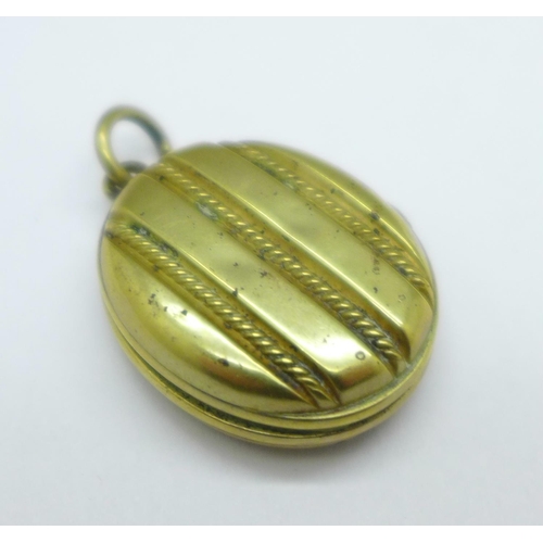 1033 - A Victorian mourning locket