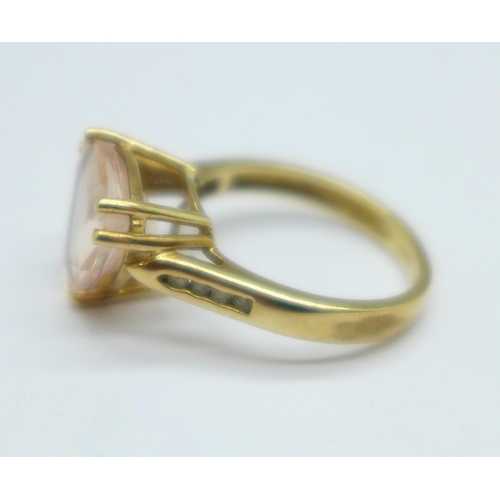 1035 - A 9ct gold and pink stone ring, 2.9g, J