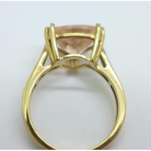 1035 - A 9ct gold and pink stone ring, 2.9g, J