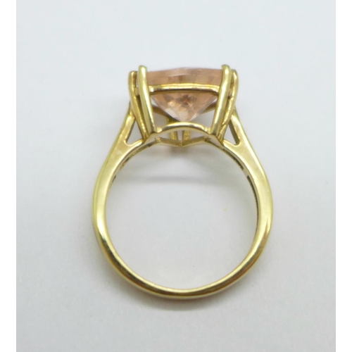 1035 - A 9ct gold and pink stone ring, 2.9g, J