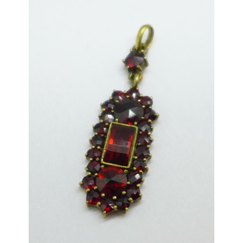 1038 - A garnet pendant, 30mm