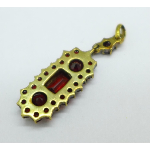 1038 - A garnet pendant, 30mm