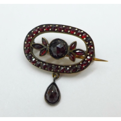 1039 - A garnet brooch, 29mm wide