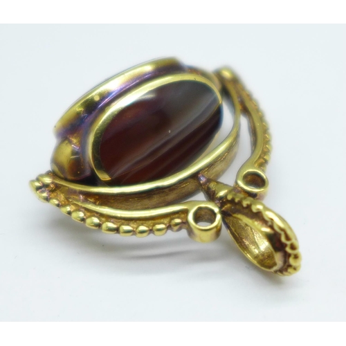 1040 - A 9ct gold spinner fob set with agate, total weight 7.2g