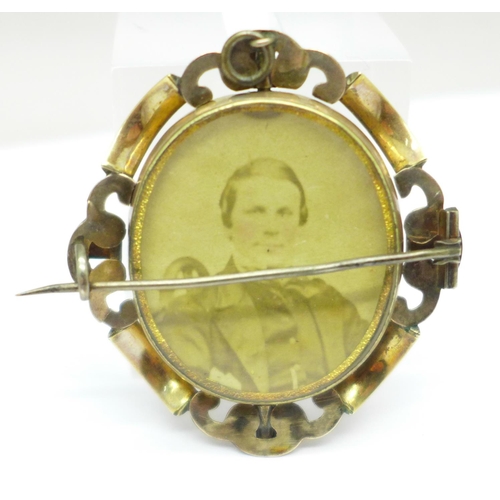 1042 - A Victorian swivel photograph brooch, width 39mm