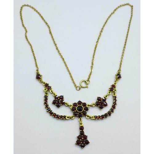 1043 - A 9ct gold and garnet necklace, 10g, 41cm