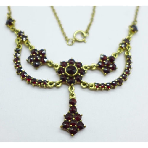 1043 - A 9ct gold and garnet necklace, 10g, 41cm