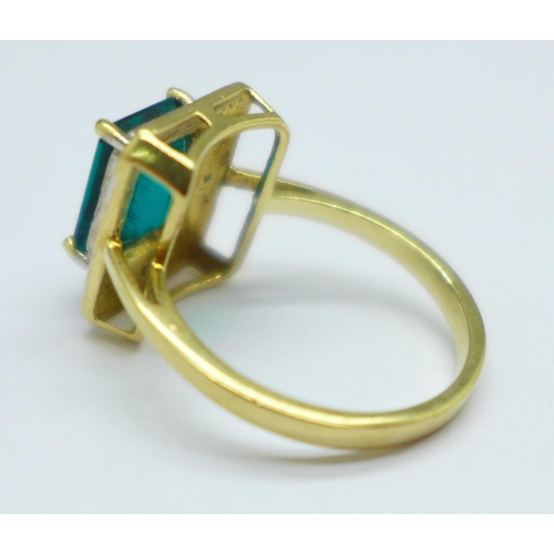 1047 - A 9ct gold and green stone ring, also set with four small diamonds, 3g, M