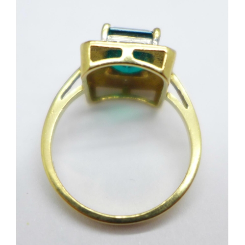 1047 - A 9ct gold and green stone ring, also set with four small diamonds, 3g, M