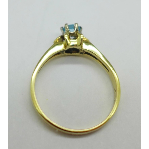 1059 - A 10k gold and blue stone solitaire ring, 2.7g, S