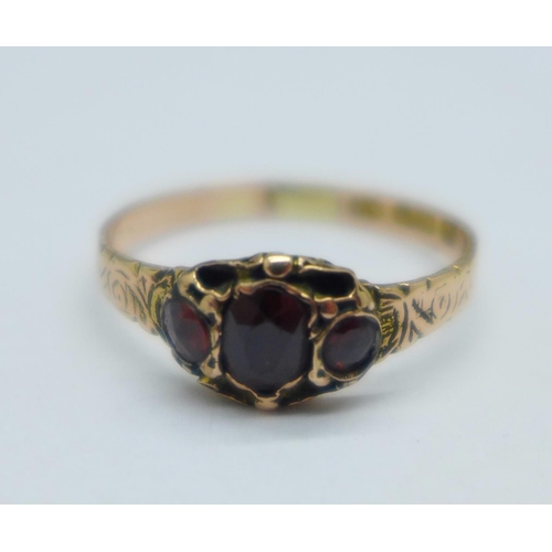 1060 - A Victorian 15ct gold and garnet ring, Birmingham hallmark, 1.8g, R