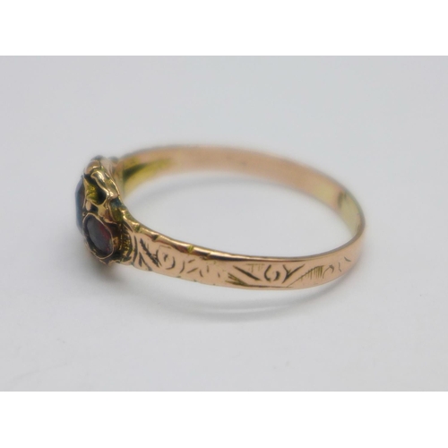 1060 - A Victorian 15ct gold and garnet ring, Birmingham hallmark, 1.8g, R