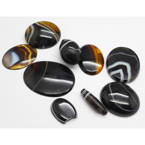 1070 - Unmounted banded agate and a brooch lacking pin, two a/f